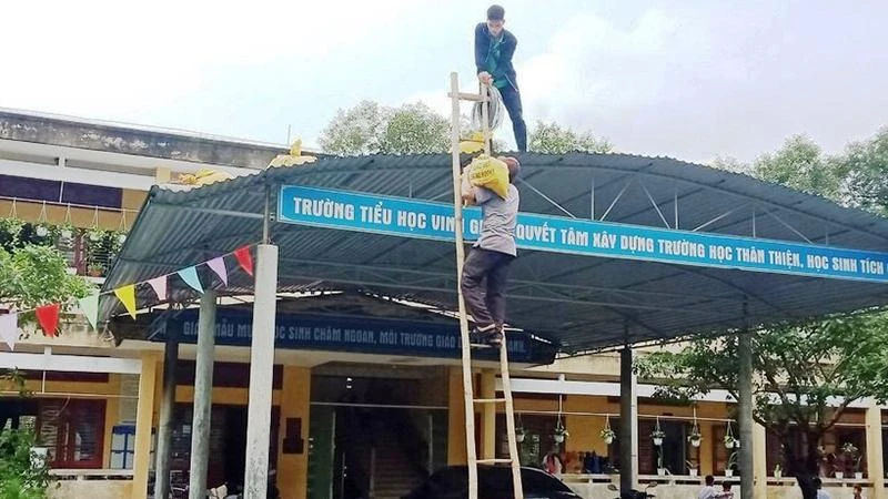 Các đơn vị trường học khẩn trương chằng chống trường lớp để phòng, chống bão Noru.