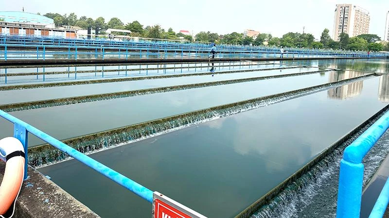 Súc xả, xử lý nước sinh hoạt ở nhà máy nước trên địa bàn thành phố.