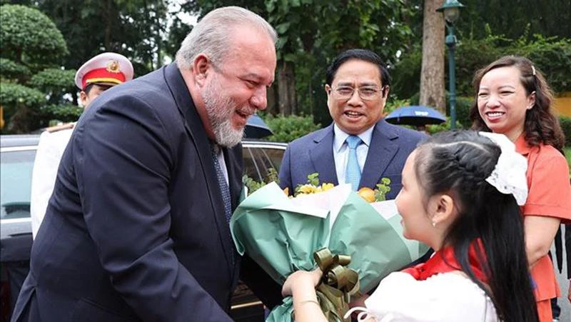Thiếu nhi Thủ đô tặng hoa chào mừng Thủ tướng nước Cộng hòa Cuba Manuel Marrero Cruz. (Ảnh: Dương Giang-TTXVN)