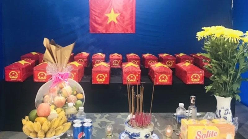 Truy điệu và an táng các hài cốt liệt sĩ.