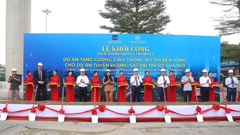 Các đại biểu khởi công dự án.