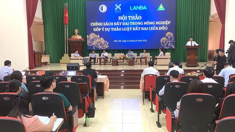 Tiến sĩ Chu Mạnh Hùng, Chủ tịch Hội đồng Trường đại học Luật Hà Nội báo cáo đề dẫn Hội thảo.