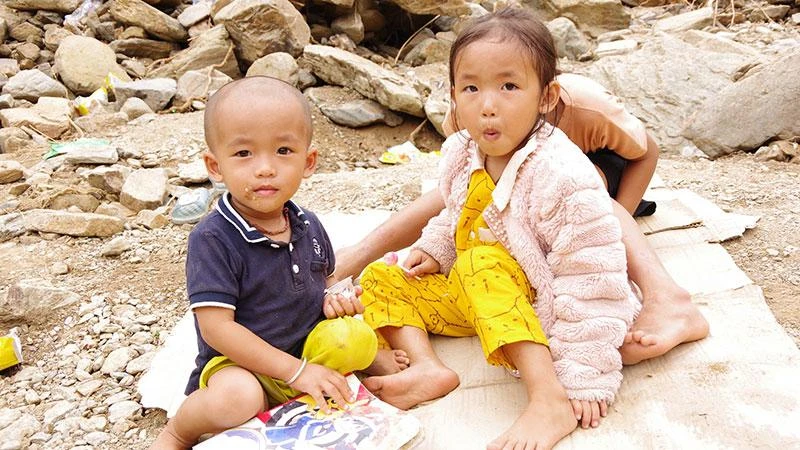 Các em học sinh mầm non Trường Tà Cạ, điểm bản Bình Sơn 1 chưa thể đến trường.