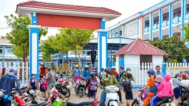 Trường tiểu học Tân Lợi xã hội hóa hơn 282 triệu đồng vừa hoàn trả lại toàn bộ tiền cho cha mẹ học sinh.