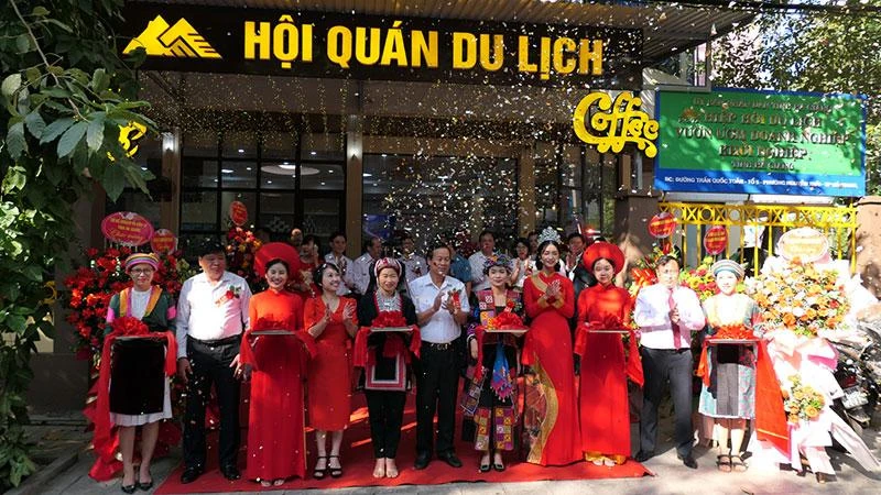 Lãnh đạo tỉnh Hà Giang cắt băng khai trương Hội quán Du lịch Hà Giang.