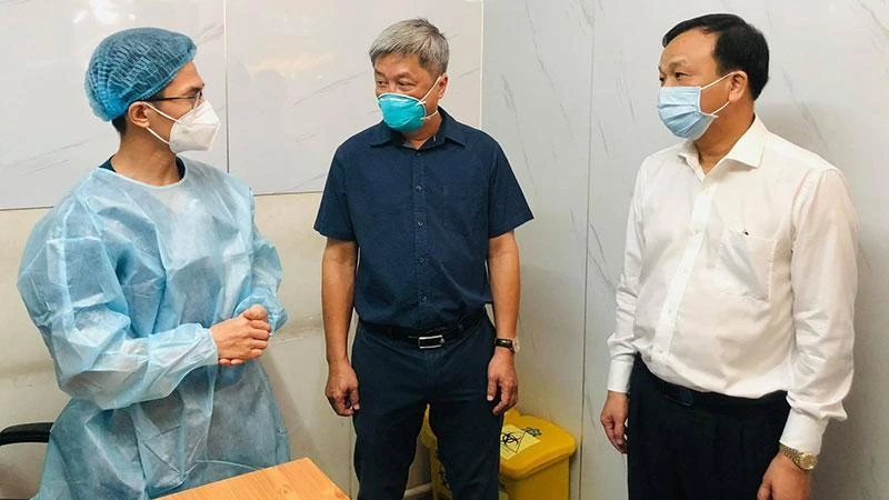 Lãnh đạo Bộ Y tế trong một lần kiểm tra tại Bệnh viện Đa khoa Đồng Nai.