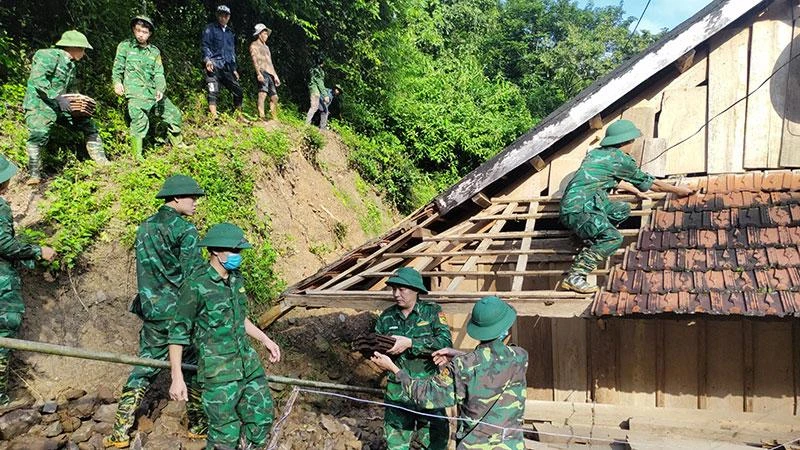 Bộ đội Biên phòng giúp người dân di dời các ngôi nhà có nguy cơ bị sạt lở đất.