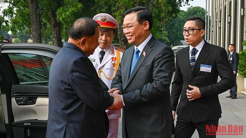 Chủ tịch Quốc hội Vương Đình Huệ chào mừng Chủ tịch Thượng viện Vương quốc Campuchia Samdech Say Chhum thăm chính thức Việt Nam.