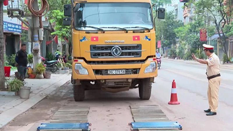 Lực lượng Cảnh sát giao thông Sơn La kiểm tra các phương tiện về hành vi quá tải trọng cho phép.