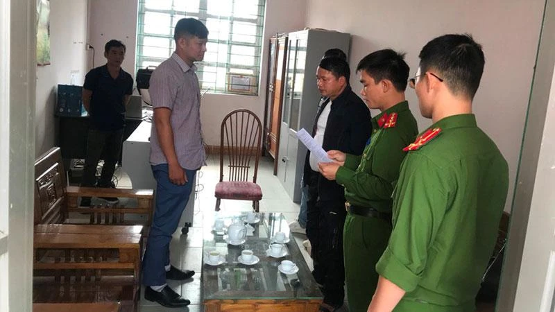 Cơ quan Công an thi hành lệnh bắt Nông Văn Hoành (áo kẻ), nguyên Phó Giám đốc Văn phòng đăng ký đất đai huyện Thạch An, tỉnh Cao Bằng.