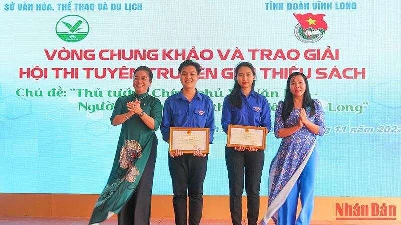 Ban tổ chức trao giải cho những đội đoạt giải. (Ảnh: BÁ DŨNG)