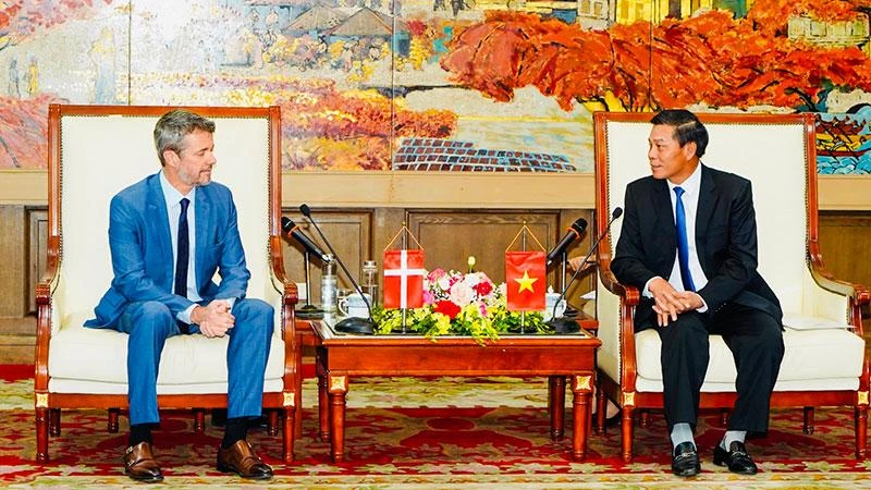 Chủ tịch Ủy ban nhân dân thành phố Hải Phòng Nguyễn Văn Tùng tiếp xã giao Thái tử kế vị Đan Mạch Frederik.