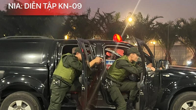 Lực lượng an ninh cơ động - Trung tâm An ninh hàng không Nội Bài đang tiến hành giải cứu con tin.