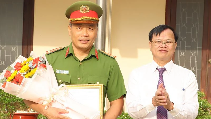 Chủ tịch Ủy ban nhân dân tỉnh Đồng Nai Cao Tiến Dũng trao thưởng đột xuất cho đại diện Tổ công tác 161.