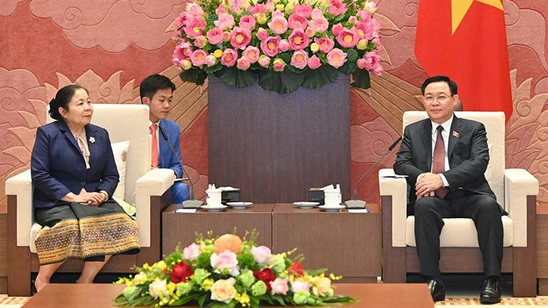 Chủ tịch Quốc hội Vương Đình Huệ tiếp đồng chí Sisay Ludetmounsone, Ủy viên Bộ Chính trị, Bí thư Trung ương Đảng, Trưởng Ban Tổ chức Trung ương Đảng Nhân dân Cách mạng Lào. (Ảnh: Duy Linh)