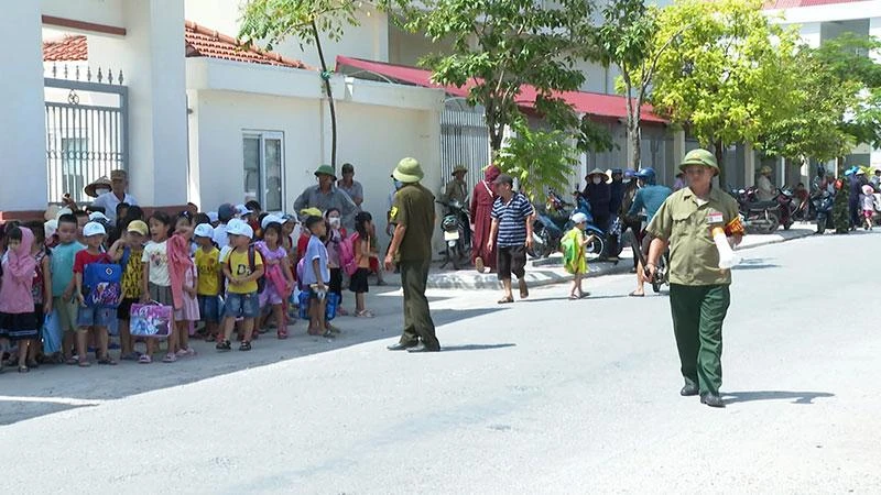 Mô hình tự quản về an ninh trật tự tại cổng trường học ở xã An Ninh, huyện Tiền Hải (tỉnh Thái Bình) do người cao tuổi đảm nhiệm. (Ảnh: Công an tỉnh Thái Bình cung cấp)