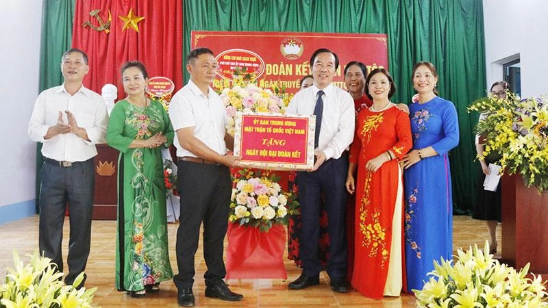 Đồng chí Ngô Sách Thực tặng quà thôn Trại Cọ.