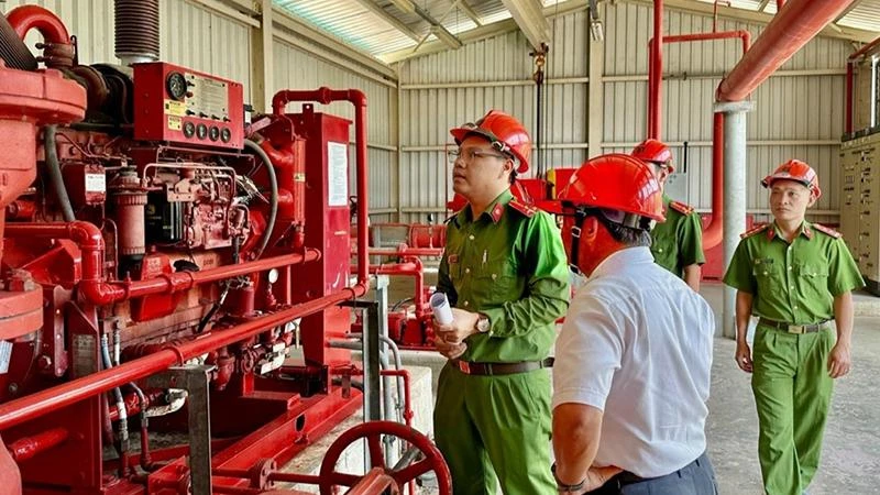 Lực lượng Công an tỉnh Đồng Nai kiểm tra an toàn phòng cháy, chữa cháy tại một cơ sở.