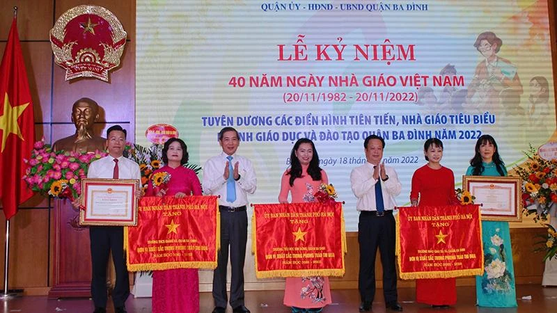 Giám đốc Sở Giáo dục và Đào tạo Hà Nội Trần Thế Cương và Bí thư Quận ủy Ba Đình Hoàng Minh Dũng Tiến trao Cờ thi đua và Bằng khen cho các đơn vị tiêu biểu.