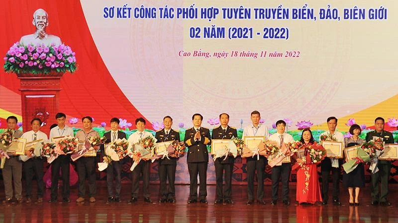 Thủ trưởng Bộ Tư lệnh Hải quân trao Bằng khen cho các tập thể, cá nhân có nhiều thành tích trong tuyên truyền về biển, đảo, biên giới.