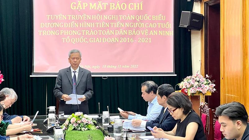 Phó Chủ tịch Hội Người cao tuổi Việt Nam Phan Văn Hùng chủ trì họp báo.