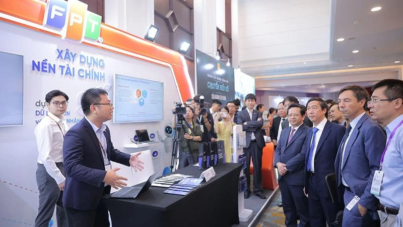 Chuyên gia FPT IS giới thiệu nhiều giải pháp công nghệ tới các lãnh đạo cấp cao Chính phủ và Bộ Tài chính.