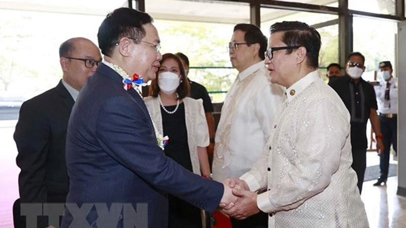 Chủ tịch Quốc hội Vương Đình Huệ với các Hạ nghị sỹ Philippines. (Ảnh: Doãn Tấn/TTXVN)
