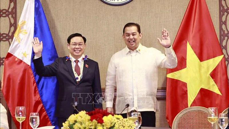Chủ tịch Quốc hội Vương Đình Huệ và Chủ tịch Hạ viện Martin Romualdez tại lễ đón. (Ảnh: Doãn Tấn - TTXVN)