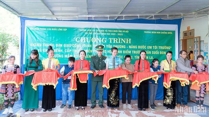 Cắt băng khánh thành “Bếp ăn yêu thương - Nâng bước em tới trường”.