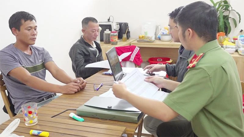 Công an làm việc với các đối tượng liên quan.