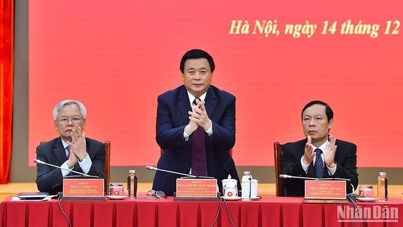 Đồng chí Nguyễn Xuân Thắng, Ủy viên Bộ Chính trị, Giám đốc Học viện Chính trị Quốc gia Hồ Chí Minh, Chủ tịch Hội đồng Lý luận Trung ương cùng các đồng chí lãnh đạo Hội đồng Lý luận Trung ương chủ trì Kỳ họp thứ sáu.