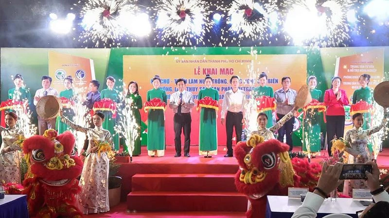 Nghi thức cắt băng khai mạc hội chợ triển lãm.