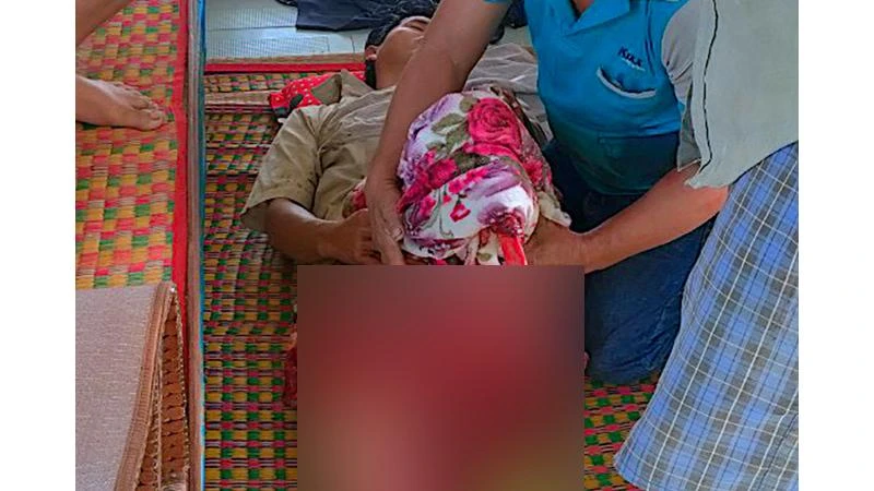 Ngay khi vào đất liền, ngư dân Huỳnh Văn Chí được đưa ngay đến Trạm Y tế Sông Đốc để được chăm sóc, chữa trị.