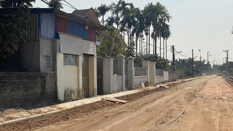 Những con đường giao thông nông thôn được mở rộng, làm mới tại thôn Tất Xứng, xã An Hồng nhờ hiệu quả của công tác dân vận.