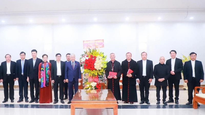 Bí thư Trung ương Đảng, Chủ tịch Ủy ban Trung ương Mặt trận Tổ quốc Việt Nam Đỗ Văn Chiến và đoàn công tác tặng hoa chúc mừng Giáng sinh 2022 tại Tòa Giám mục Giáo phận Vinh. (Ảnh: THÀNH DUY)