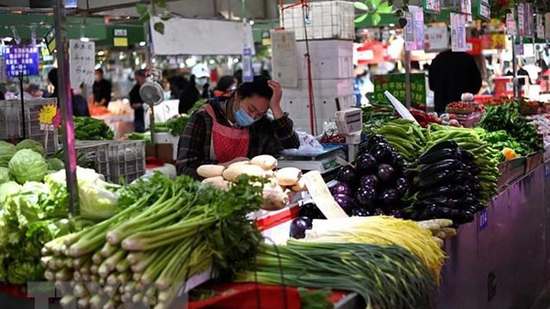 Cảnh vắng vẻ tại 1 chợ ở Bắc Kinh, Trung Quốc. (Ảnh: AFP/TTXVN)
