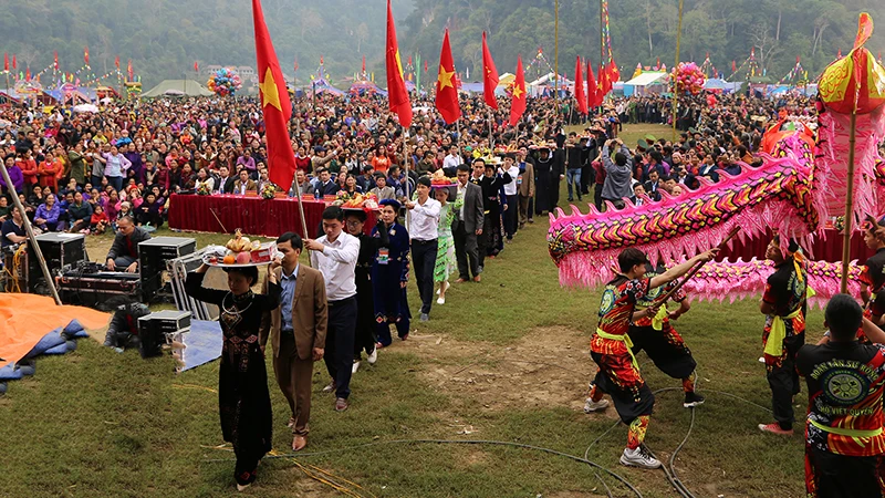 Rước cỗ cầu mùa là hoạt động chính thường niên trong phần lễ của lễ hội lồng tồng Ba Bể. (Ảnh: Hương Dịu)