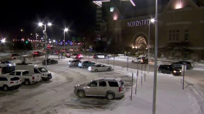 Trung tâm thương mại Mall of America bị phong tỏa sau vụ nổ súng vào tối 23/12. (Nguồn: Fox9)