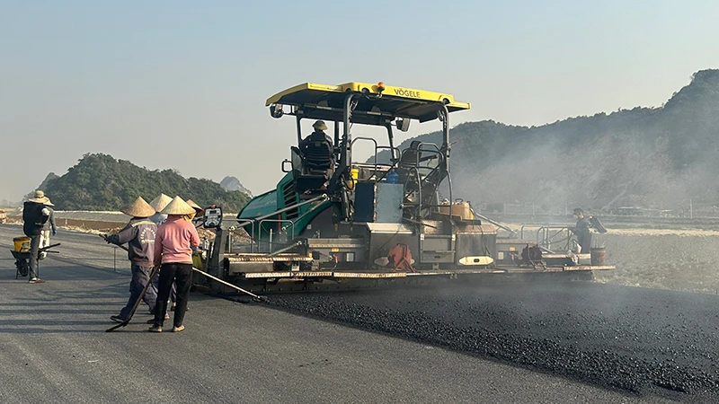 Các đơn vị, nhà thầu trên tuyến huy động tối đa phương tiện và nhân lực, dốc toàn lực thi công phấn đấu thông xe kỹ thuật trước ngày 31/12 tới.