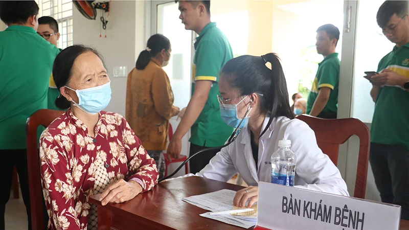 Hoạt động khám, phát thuốc miễn phí cho gia đình có hoàn cảnh khó khăn tại xã An Đức (huyện Ba Tri, tỉnh Bến Tre).