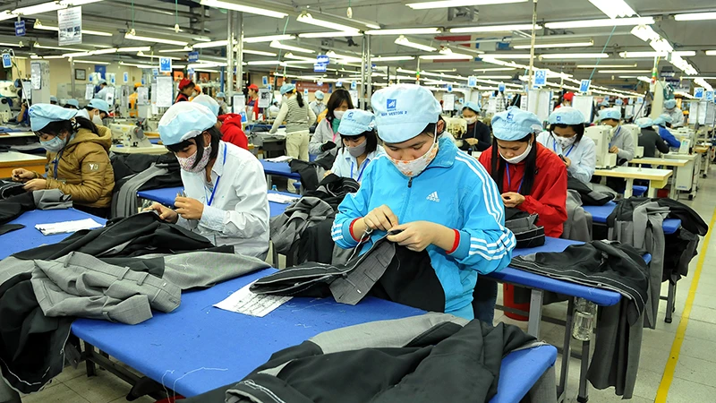 Công nhân làm việc trong xưởng may, Tổng công ty May 10. (Ảnh: NGUYỄN ĐĂNG)