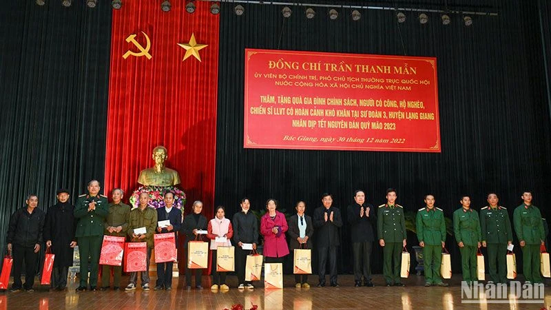 Phó Chủ tịch Thường trực Quốc hội Trần Thanh Mẫn và Bí thư Tỉnh ủy Bắc Giang Dương Văn Thái tặng quà cho gia đình chính sách, người có công, hộ nghèo, chiến sĩ lực lượng vũ trang có hoàn cảnh khó khăn tại Sư đoàn 3, huyện Lạng Giang. (Ảnh: Duy Linh)