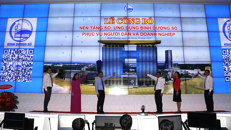 Các đại biểu thực hiện nghi thức công bố nền tảng số “Ứng dụng Bình Dương số phục vụ người dân và doanh nghiệp”.