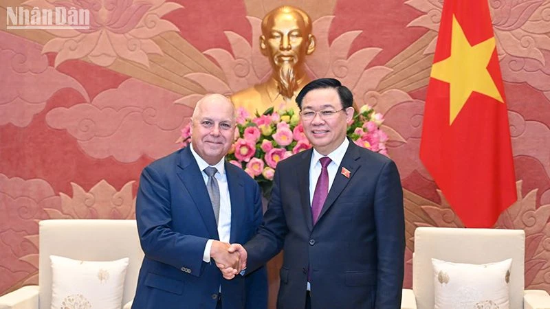 Chủ tịch Quốc hội Vương Đình Huệ và Bộ trưởng Ngân khố bang Victoria Tim Pallas tại buổi tiếp.