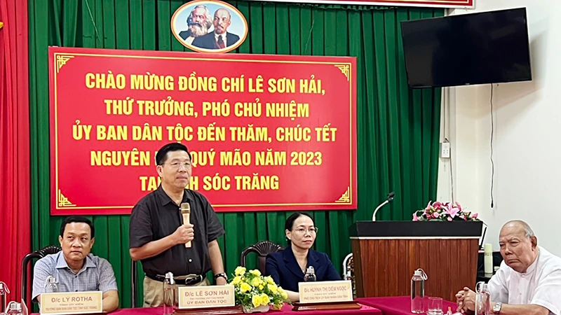 Thứ trưởng Lê Sơn Hải chúc Tết các vị có uy tín tiêu biểu của tỉnh Sóc Trăng.