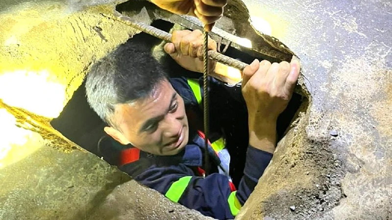 Cán bộ, chiến sĩ Phòng Cảnh sát phòng cháy chữa cháy và cứu nạn cứu hộ Công an tỉnh Đắk Lắk leo xuống giếng cứu nạn 2 cha con anh Nguyễn Văn Phương bị mắc kẹt dưới độ sâu 20m.