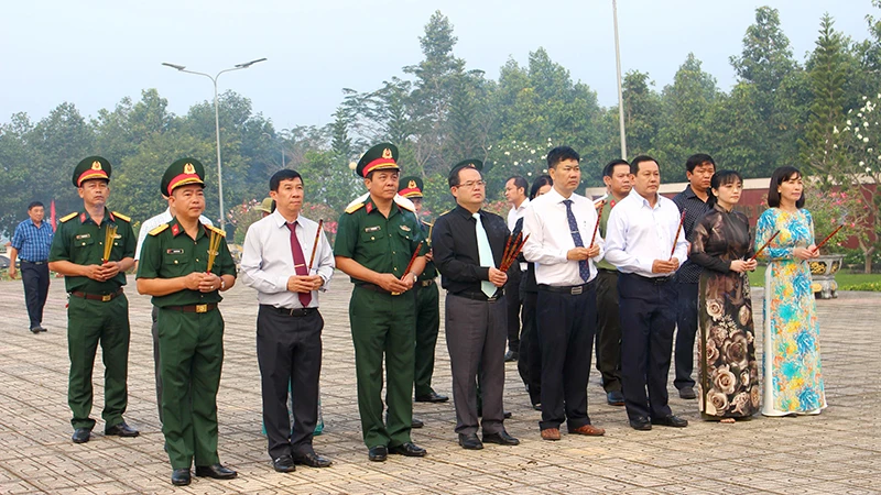 Đoàn lãnh đạo tỉnh Đồng Nai dâng hương tại Đền thờ liệt sĩ huyện Nhơn Trạch.