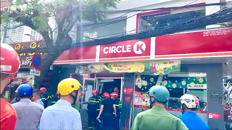 Lực lượng cứu hộ, cứu nạn tiếp cận hiện trường nơi xảy ra vụ việc.