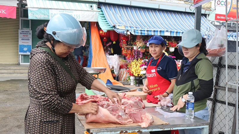 Người dân mua thịt heo tại điểm bán bình ổn giá.