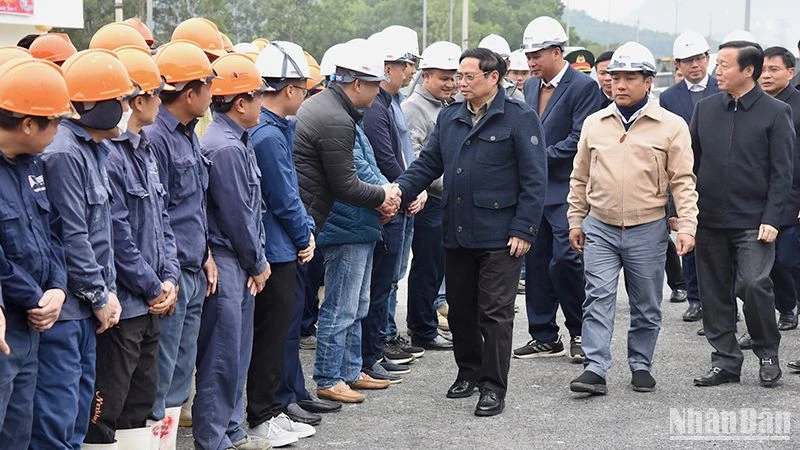 Thủ tướng Phạm Minh Chính đến Kiểm tra dự án cao tốc Mai Sơn-Quốc lộ 45 tại vị trí hầm Thung Thi, đoạn qua địa bàn xã Hà Lĩnh, huyện Hà Trung (Thanh Hóa). (Ảnh: TRẦN HẢI)